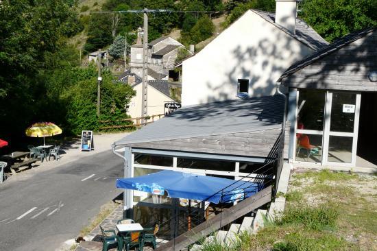 café resto et wc public au dessous du aprking de la via ferrata de Rousses