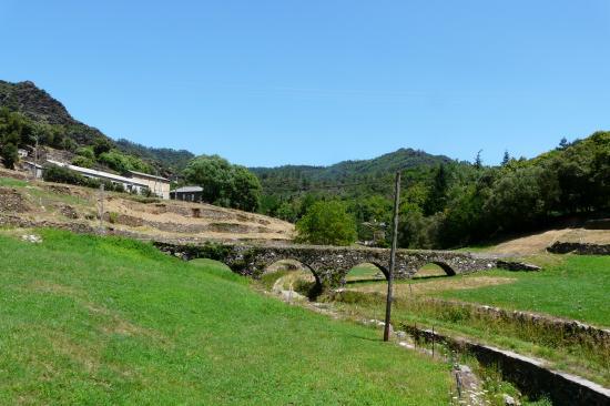 circuit vélo corniche des Cevennes :vestige de l' ancien pont circuit vélo corniche des Cevennes :vestige de l' ancien pont