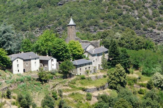 village isolé un peu avant le tunnel des Marquaires