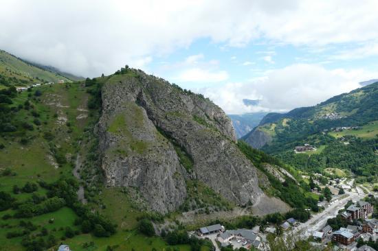 Vue d' ensemble sur le rocher de la via de Poingt Ravier à valloire ( depuis le rocher St Pierre) Vue d' ensemble sur le rocher de la via de Poingt Ravier à valloire ( depuis le rocher St Pierre)