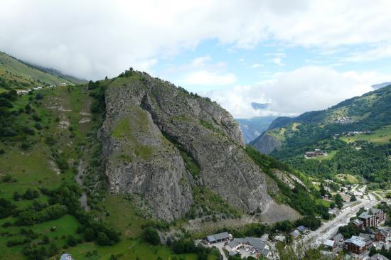 Vue d' ensemble sur le rocher de la via de Poingt Ravier à valloire ( depuis le rocher St Pierre)