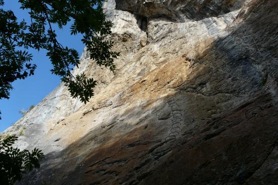 le mur de départ de la via derrata du rocher de la chaux
