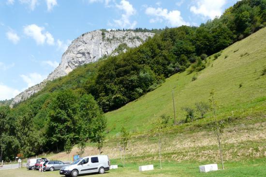 vu du parking, le rocher de la Chaux - via ferrata de St jean D'Aulps