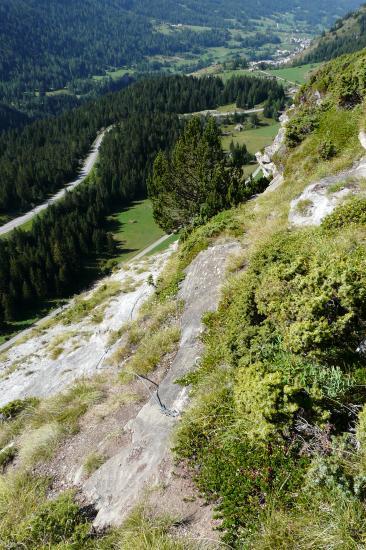 l' ancienne route du col de la Madeleine vue du sommet de la via