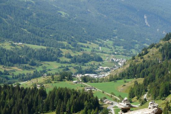 depuis la via du col de la Madeleine, vue sur lanslevillard - la station