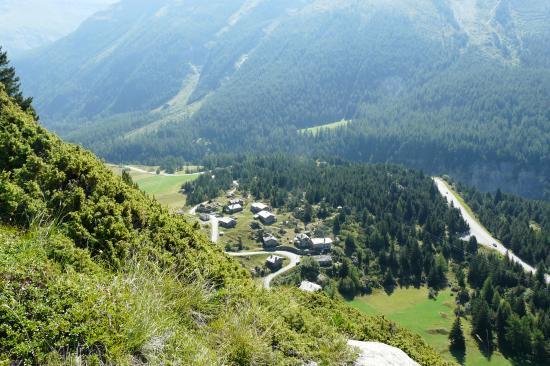 depuis la via du col de la madeleine, vue sur le hameau du col. depuis la via du col de la madeleine, vue sur le hameau du col.