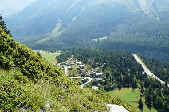 depuis la via du col de la madeleine, vue sur le hameau  du col.