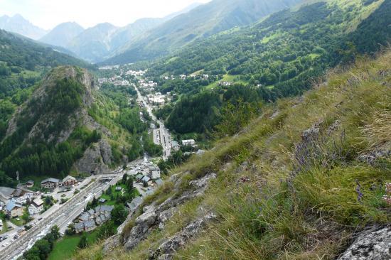 depuis Poingt Ravier vue sur le rocher St Pierre et la route du galibier depuis Poingt Ravier vue sur le rocher St Pierre et la route du galibier