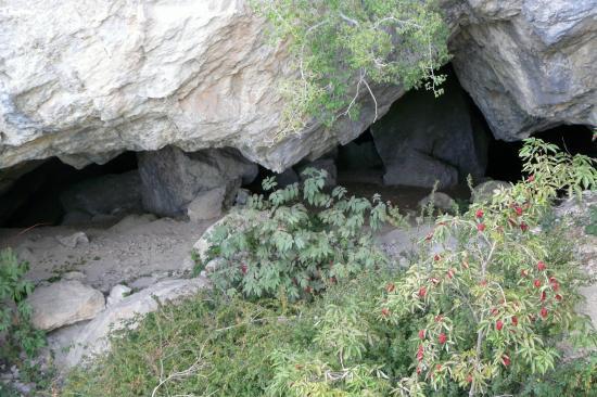 entrée de la grotte dans la via de Poingt Ravier entrée de la grotte dans la via de Poingt Ravier