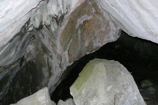 entrée de la grotte dans la via de Poingt Ravier