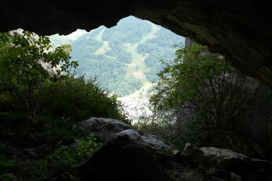 vue sur Valloire depuis la grotte de la via vue sur Valloire depuis la grotte de la via