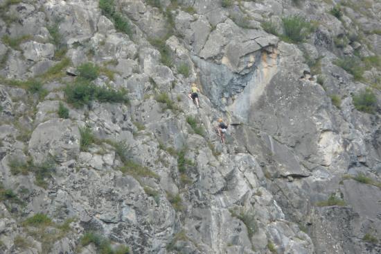 ferratistes dans la première partie de la via de Poingt Ravier à valloire ferratistes dans la première partie de la via de Poingt Ravier à valloire