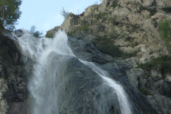 Flots tumultueux au débouché de la cascade de la Pisse Flots tumultueux au débouché de la cascade de la Pisse