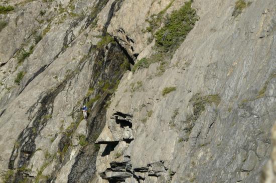 ferratistes qui descendent en rappel (?) la cascade de l' autre côté de la via