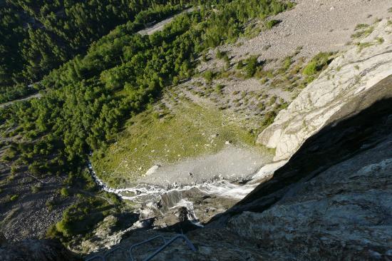 à mi hauteur dans la via, en bas le chemin d' accès à la cascade de la Pisse