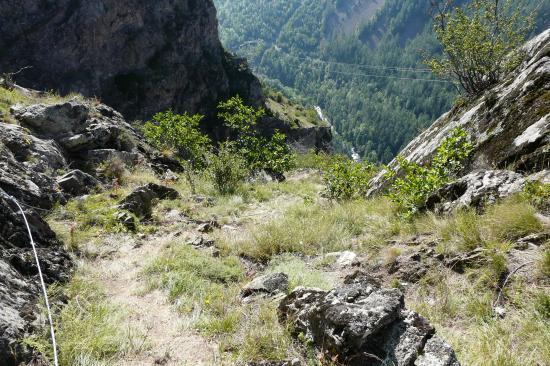 sentier de descente vers la partie cablée (via de la cascade de la Pisse) sentier de descente vers la partie cablée (via de la cascade de la Pisse)