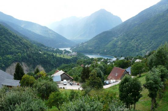 vue sur le lac du Verney depuis la route de Vaujany