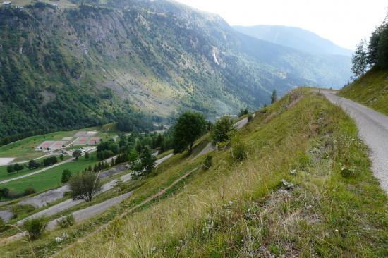 les lacets du col du Sabot au dessus de la zone de loisirs de La Vilette