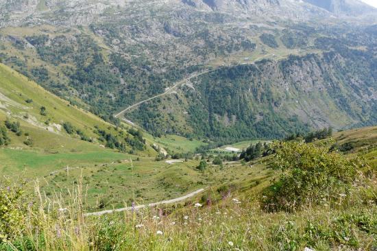 l' autre versant en face du col du Sabot qui mène au téléphérique des grandes Rousses l' autre versant en face du col du Sabot qui mène au téléphérique des grandes Rousses