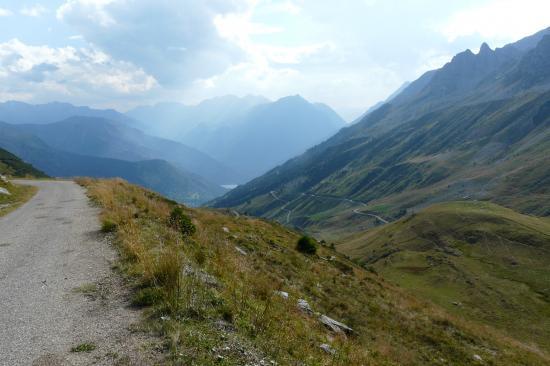 premier km dans la descente du col du Sabot, au fond le lac barage du Verney