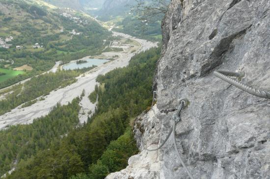 vue sur la vallée qui mène à Orcières depuis la via d' Arthouze