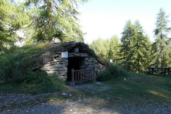 cabanne de berger sur les chemin d'accés des vias ferratas des Orres cabanne de berger sur les chemin d'accés des vias ferratas des Orres