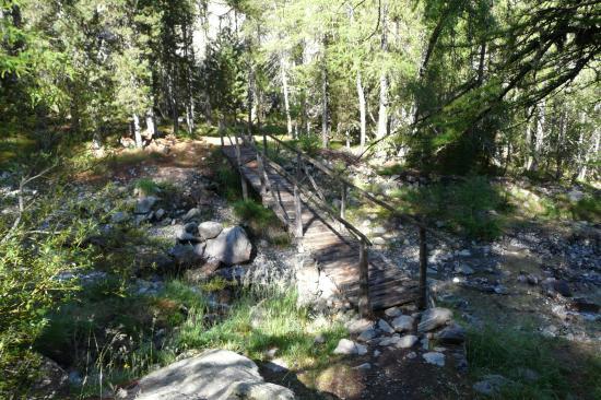 la passerelle du chemin d' accès à la via de la cascade aux Orres la passerelle du chemin d' accès à la via de la cascade aux Orres