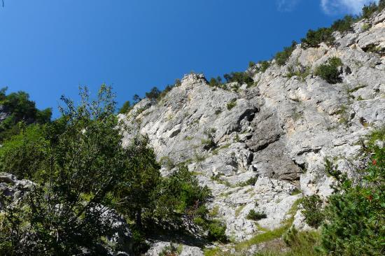 le mur de montée au départ de la via de la cascade aus Orres