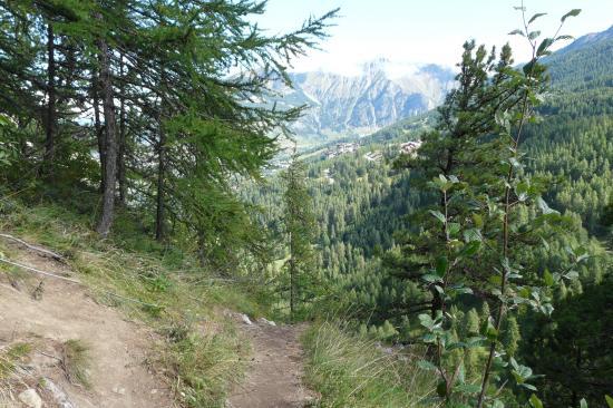 le chemin de sortie de la via de la cascade aux orres