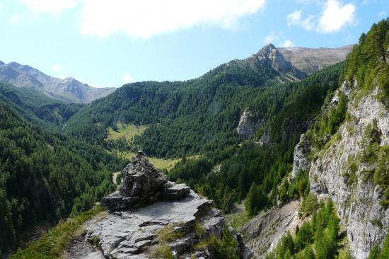 vue génèrale sur le fond du vallon de l' Essayette depuis le chemin de retour de la via de la cascade aux orres