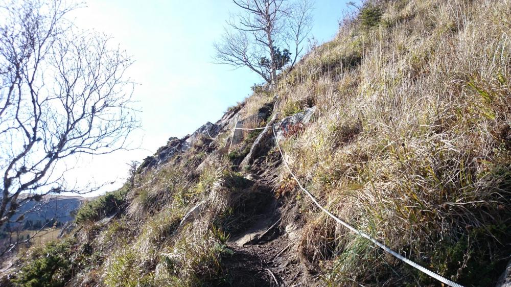 Traversée ascendante dans une pente herbeuse en direction de la sortie du Capucin