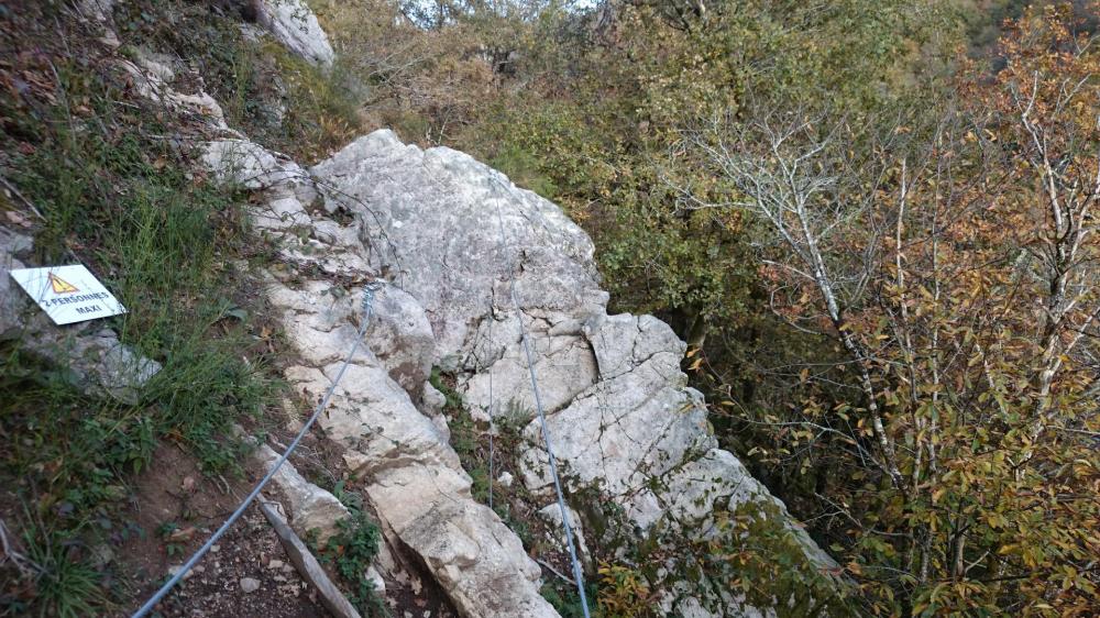 Pont de singe dans l' atelier 1 à la via ferrata de la Dordogne Pont de singe dans l' atelier 1 à la via ferrata de la Dordogne