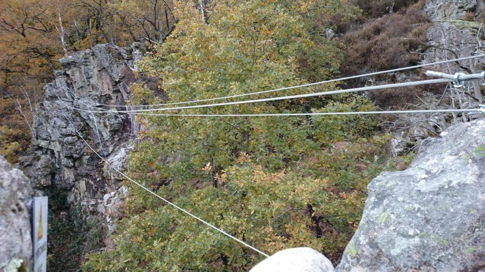 Le pont népalais de la via ferrata de la Dordogne