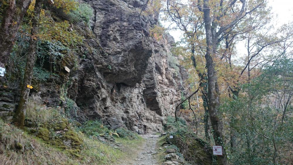 Chemin d' accès de la via de Bor et Bar le long de l' Orb Le site de départ de la via ferrata du Roc du Gorb à Bor et Bar