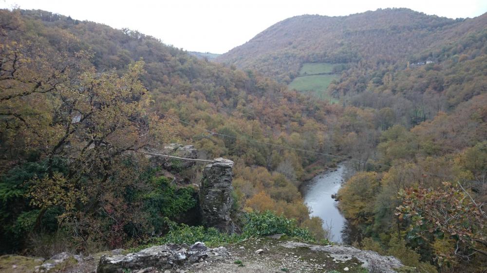 Vue sur la tyrolienne depuis le sentier d' approche (via du Roc du Gorb) Vue sur la tyrolienne depuis le sentier d' approche (via du Roc du Gorb)