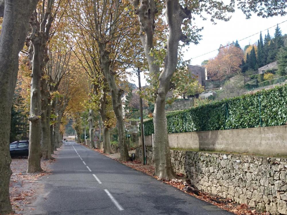 Rue principale de Gorniès, stationnement prés du pont