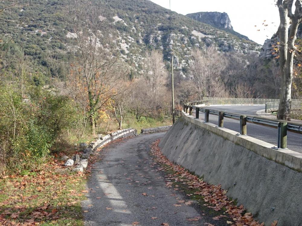 départ de la randonnée de la caverne du Maure à gauche du pont à Gorniès