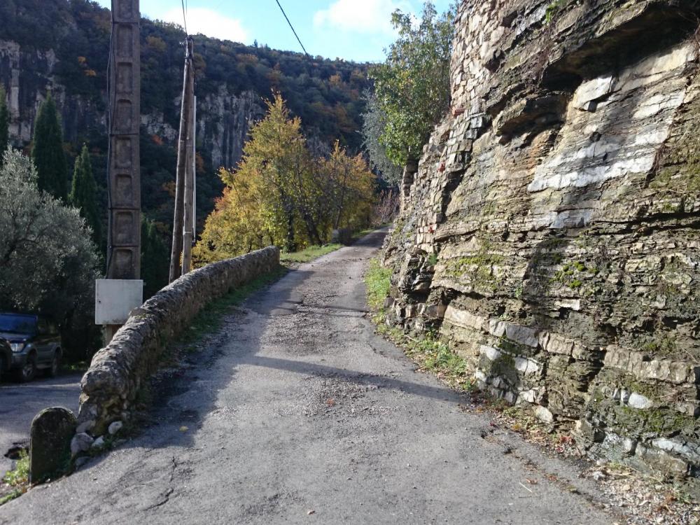 Prendre tout de suite à gauche à l' entrée du hameau de Beauquinès