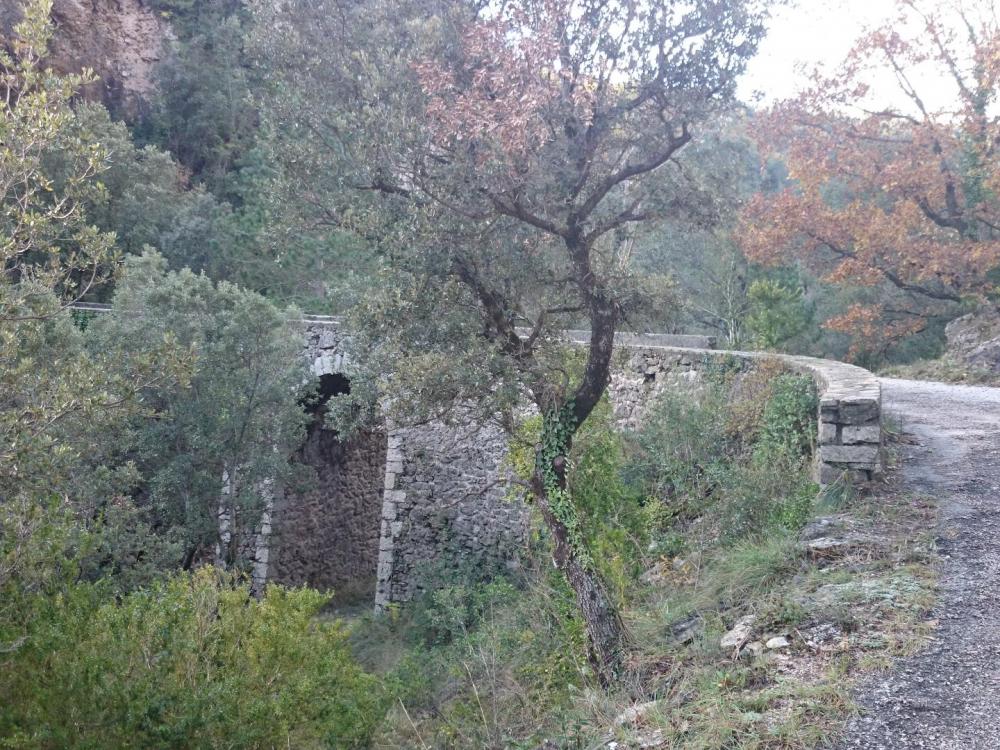 Passage du pont sur le ruisseau de Villaret , continuer ensuite la route à gauche