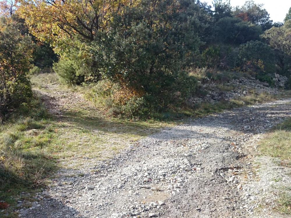 à la fin de la route goudronnée, prendre à gauche dans l' épingle à droite de la route