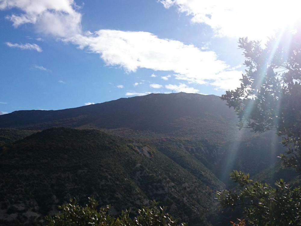 le rocher blanc de l' autre côté de la vallée de la Vis