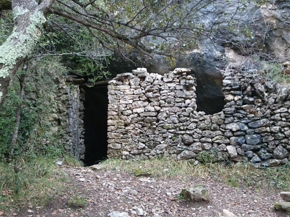 l' entrée murée de la caverne du Maure