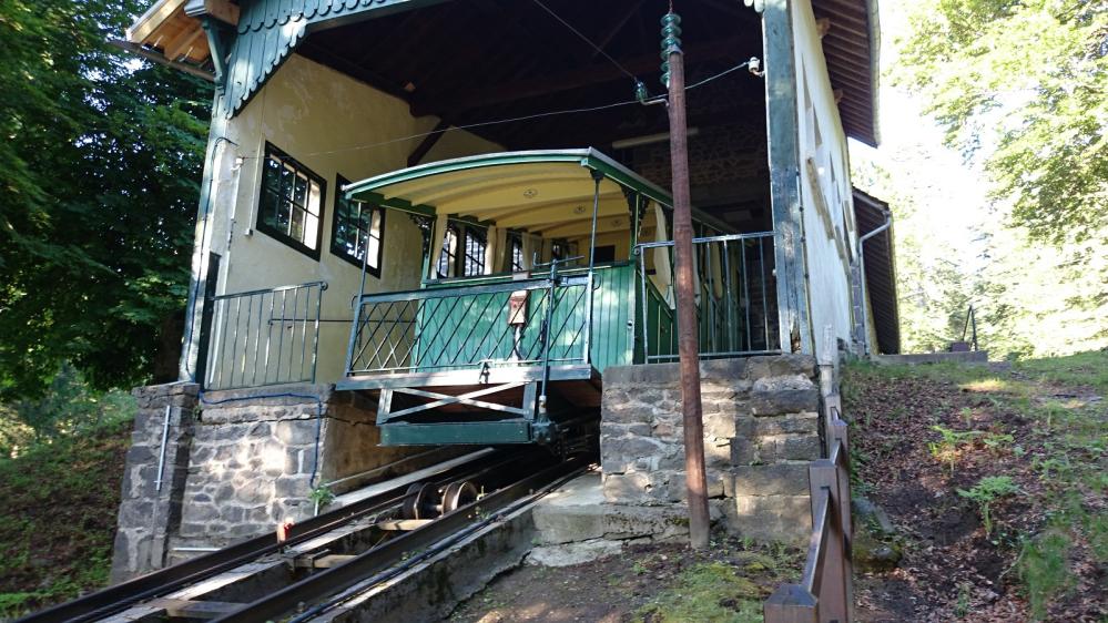 Le funiculaire dans la gare d' arrivée au Capucin