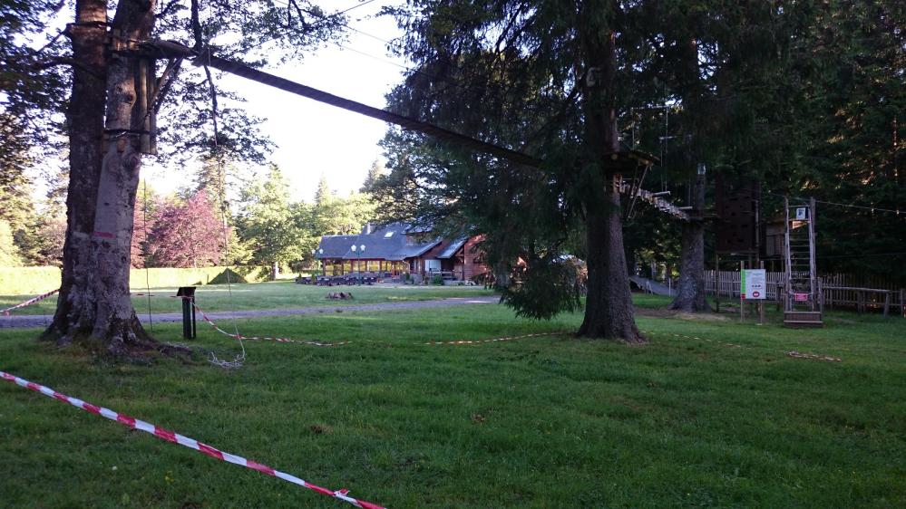 Traversée du parc aventure et vue sur le restaurant du Salon du Capucin