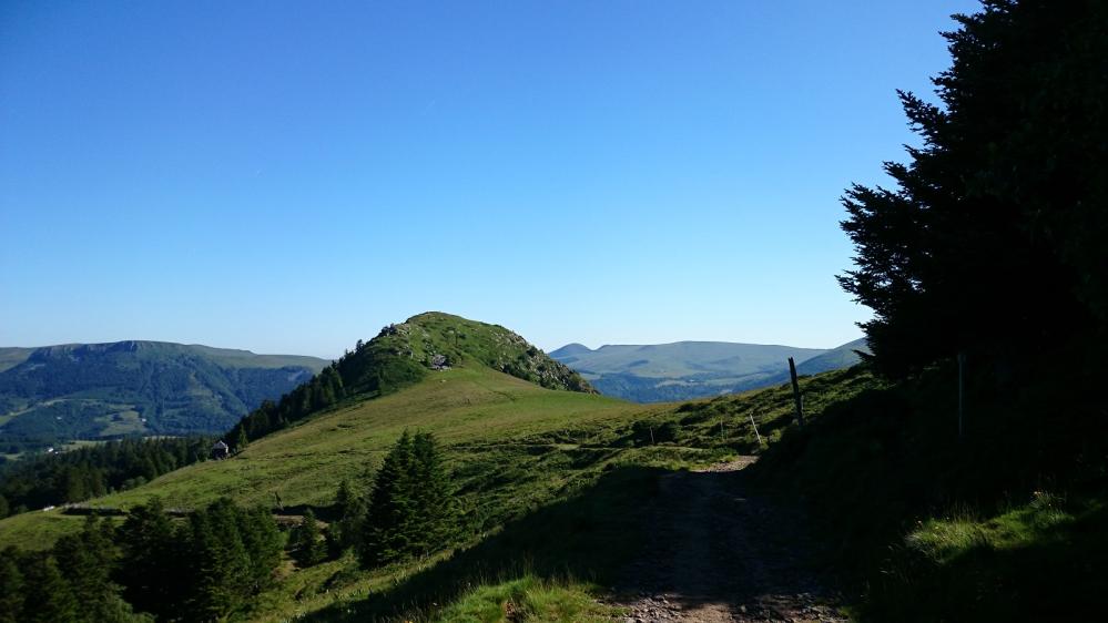 Vue rétro sur le capucin en montant vers le Puy de Ciergue