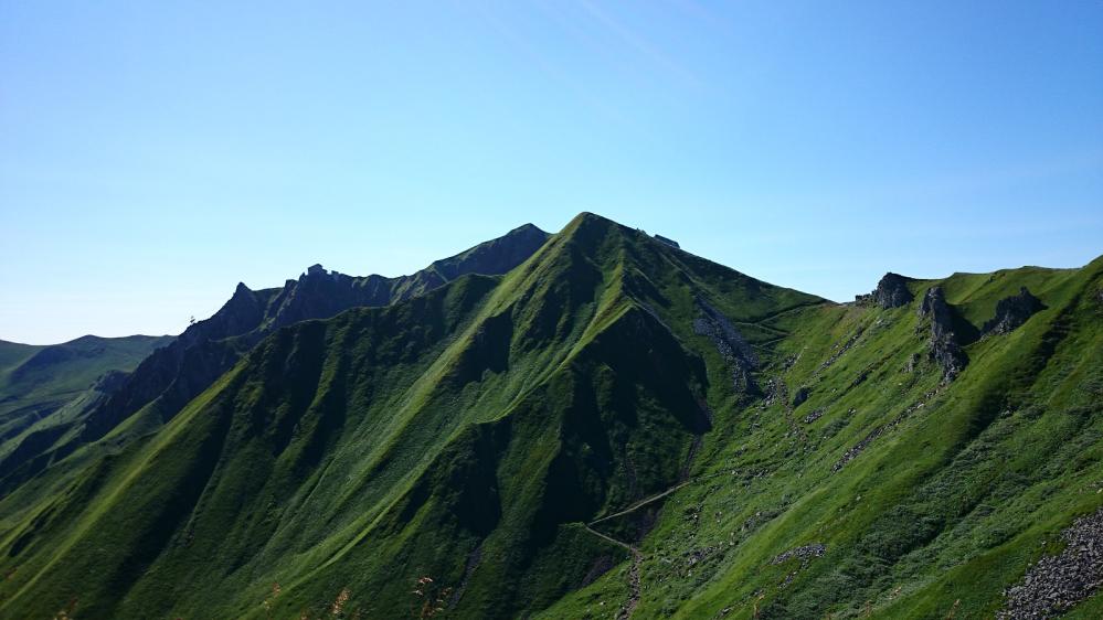 Aperçu de l' arrivée du téléphérique du Puy de sancy et du sentier qui monte directement de la station