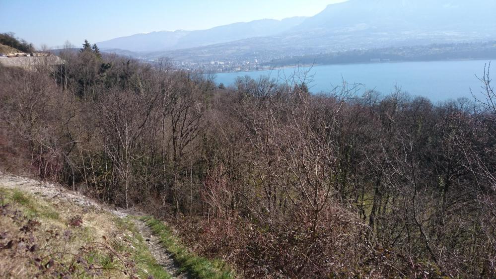 Depuis Bourdeau,le sentier s' élève au dessus du lac du Bourget