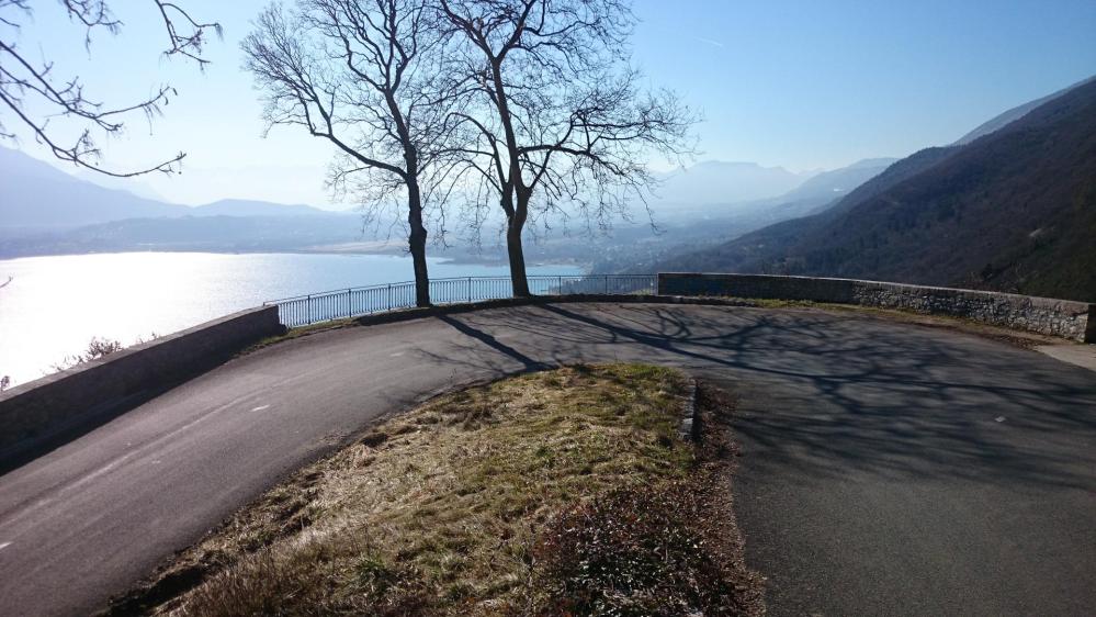 Superbe panorama sur le lac du Bourget tout le long de la montée au rocher du Cornillon