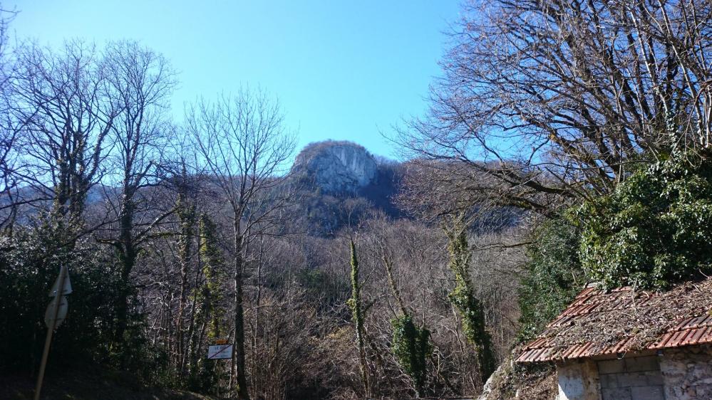Le rocher du Cornillon vu depuis le hameau du Col