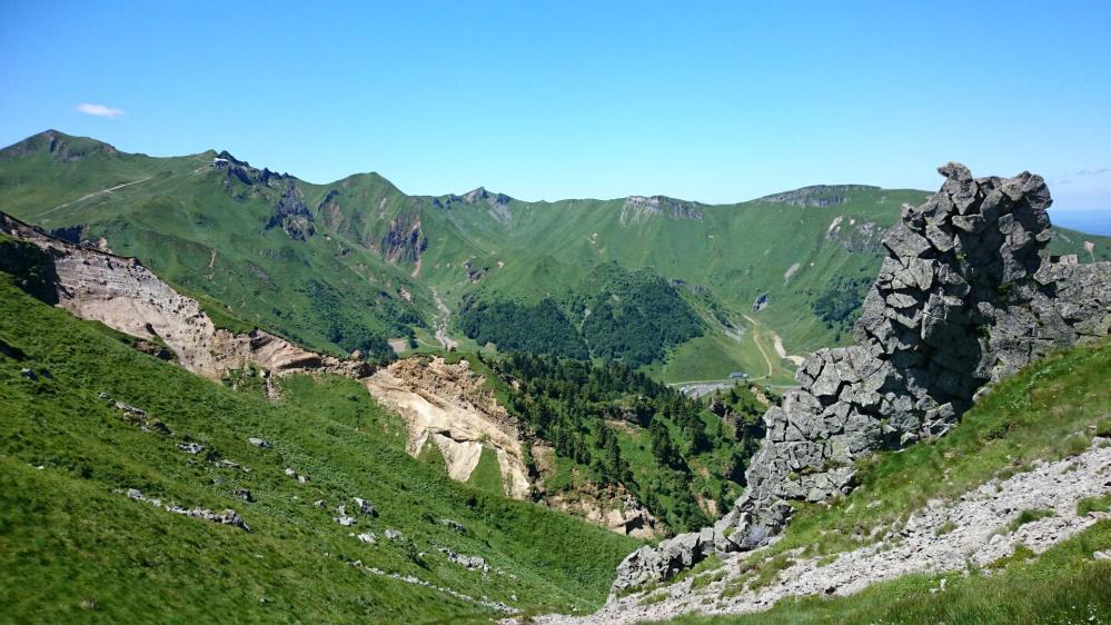 Versant déchiqueté au dessus de la station du Mont Dore, au fond le Puy de Sancy s' éloigne !